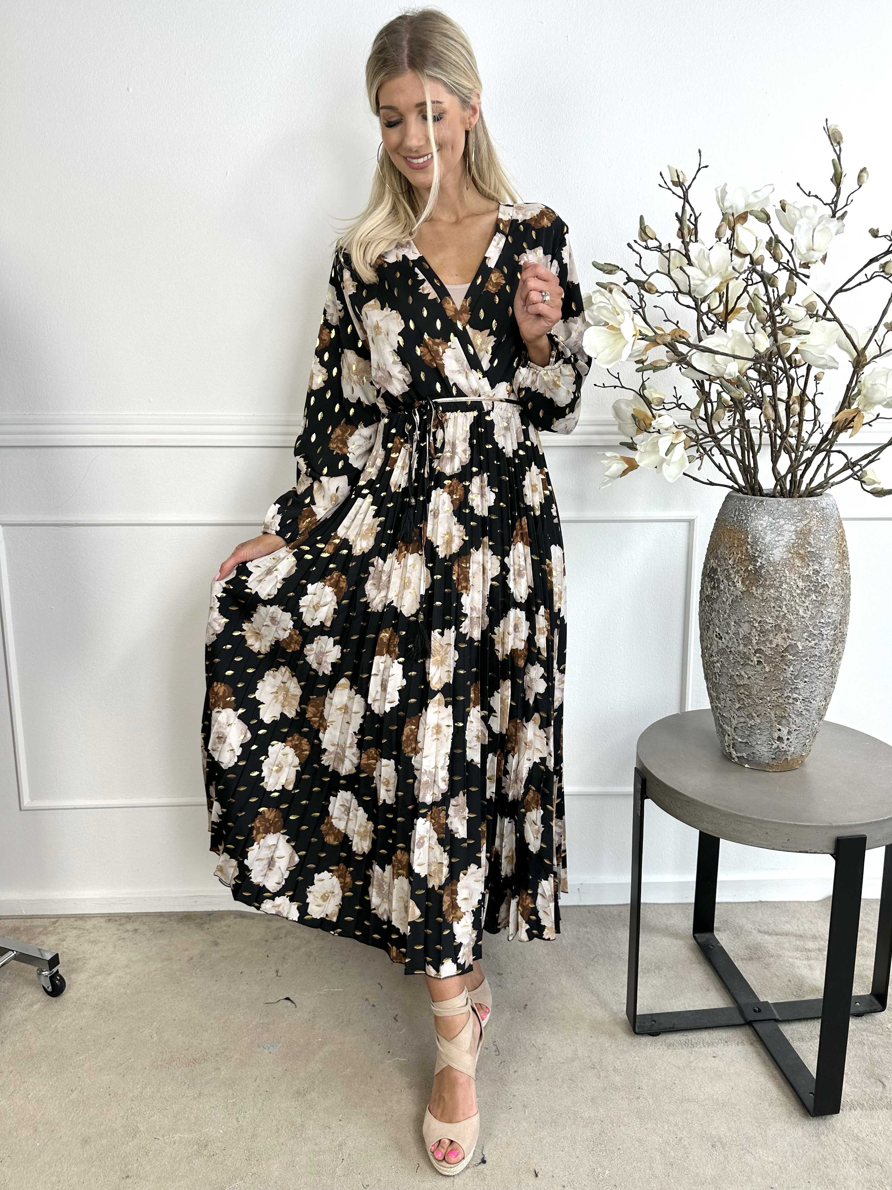 Malin - Blommig maxiklänning med veckad kjol